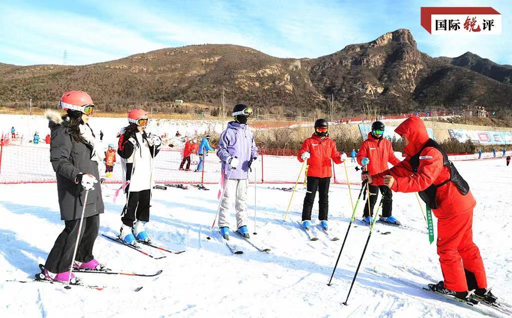 国际锐评：“冰墩墩”卖断货！冰雪经济点燃中国春节