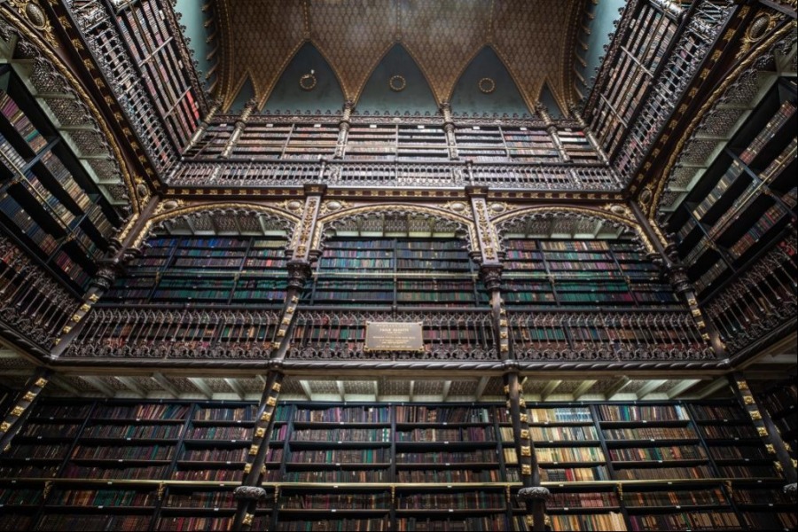 这是4月19日在巴西里约热内卢拍摄的皇家葡文图书馆内景。新华社记者 王天聪 摄