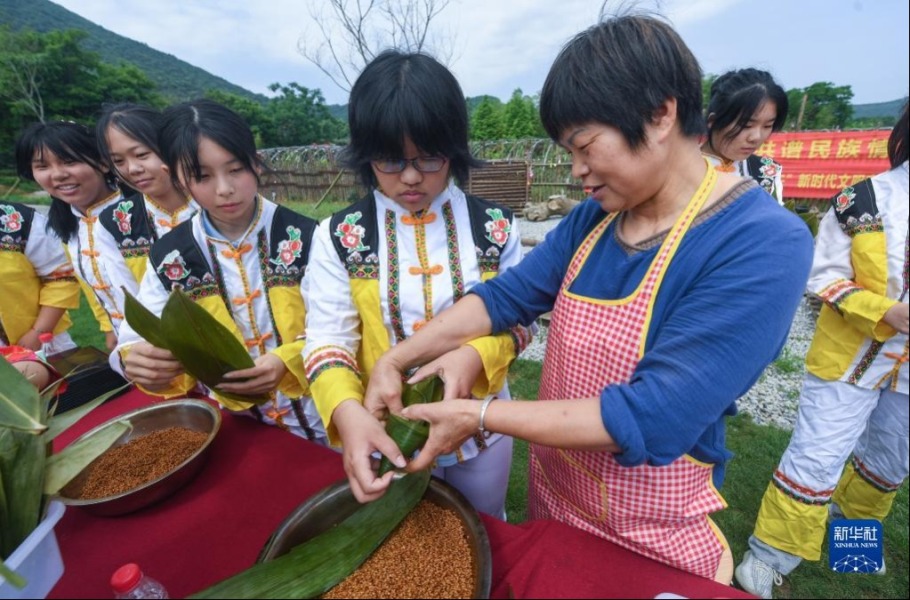 5月31日，湖州市吴兴区城南实验学校的学生在道场乡格林园家庭农场参加包粽子活动。新华社记者 徐昱 摄