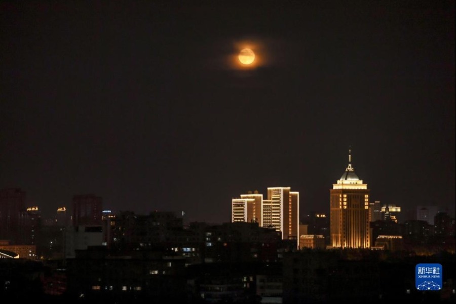 9月10日在吉林长春拍摄的月亮。新华社记者 张楠 摄