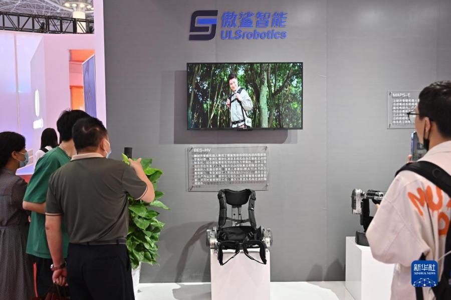 4月13日，参观者在上海展台了解一款腰部外骨骼机器人产品。新华社记者 李鑫 摄