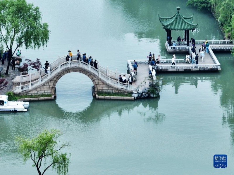 5月3日，游客在江苏扬州瘦西湖风景区游玩（无人机照片）。新华社发（孟德龙 摄）