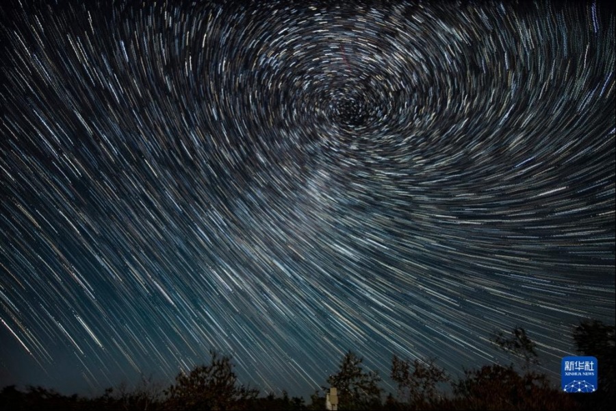 在五大连池世界地质公园温泊拍摄的星空（9月1日摄，合成照片）。新华社记者 谢剑飞 摄