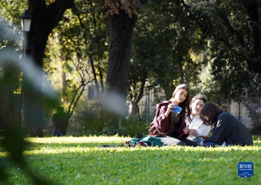 3月18日，人们在意大利罗马的一处公园休闲。新华社记者 金马梦妮 摄