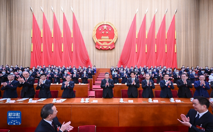 （两会受权发布）十四届全国人大一次会议选举产生新一届国家领导人 习近平全票当选国家主席中央军委主席 赵乐际当选全国人大常委会委员长 韩正当选国家副主席 新当选国家领导人进行宪法宣誓 会议批准国务院机构改革方案