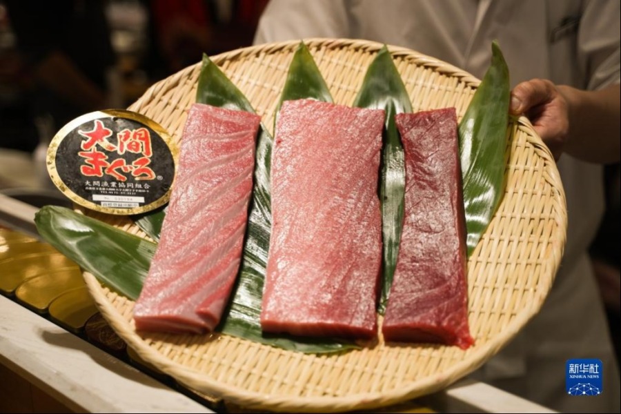 1月5日，厨师在日本东京表参道一家餐馆向媒体展示最高价金枪鱼的鱼肉。新华社记者 张笑宇 摄