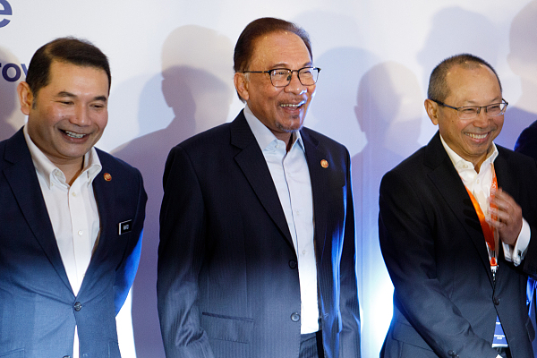 马来西亚总理：期待中企助力马来西亚汽车业转型升级