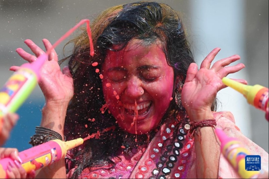 3月6日，一名女子在印度阿加尔塔拉参加洒红节庆祝活动。新华社发