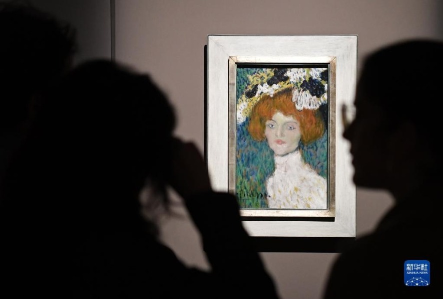 10月13日，在意大利罗马，观众在展览上观看毕加索的画作。新华社记者 金马梦妮 摄