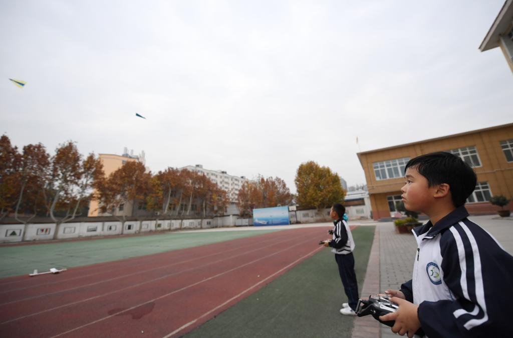 追光丨这所小学在防空洞里培养出全国航模冠军