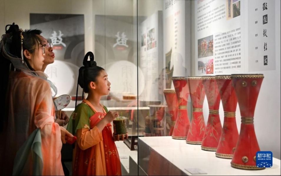 5月1日，游客在西安市钟鼓楼博物馆参观鼓文化展。新华社发（邹竞一摄）