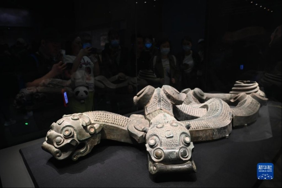 5月11日，游客在陕西历史博物馆参观馆藏战国文物青铜龙。新华社记者 李一博 摄