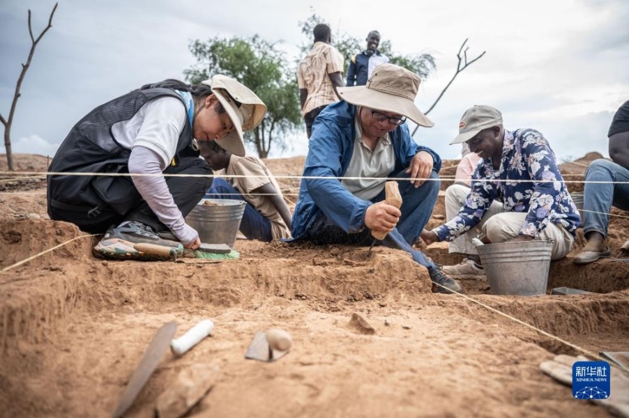 11月3日，中肯联合考古队队员彭胜蓝（左）和顾雪军（中）在位于肯尼亚巴林戈郡马里加特镇的考古现场进行发掘工作。新华社记者 王冠森 摄
