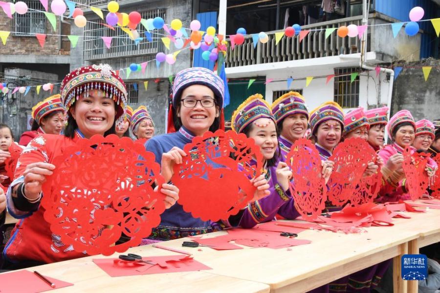 1月16日，在广西河池市罗城仫佬族自治县四把镇思平村小稔屯，民间剪纸艺人展示自己的生肖兔剪纸作品。