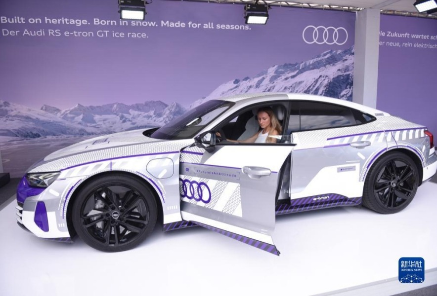 9月13日，观众在奥地利维也纳电动汽车日活动现场体验一辆奥迪电动车。新华社记者 贺灿铃 摄