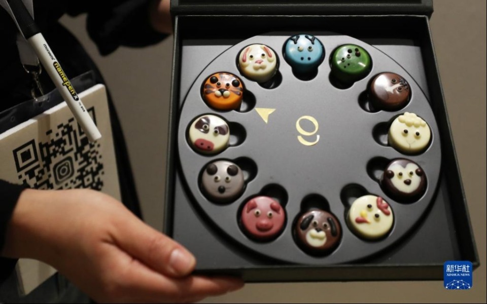 10月31日，甜点师在法国巴黎巧克力沙龙上展示巧克力。新华社记者 高静 摄