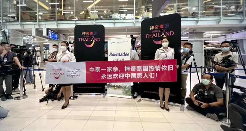 三年来首批中国游客抵达泰国，泰国副总理机场迎接：我们已经准备好了