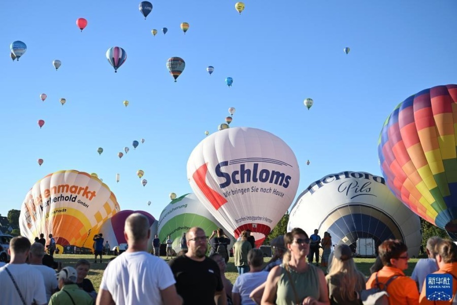 9月5日，人们在德国瓦尔施泰因观看热气球升空。新华社发（乌尔里希·胡夫纳格尔摄）