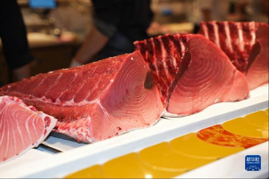 这是1月5日在日本东京表参道一家餐馆拍摄的最高价金枪鱼的鱼肉。新华社记者 张笑宇 摄