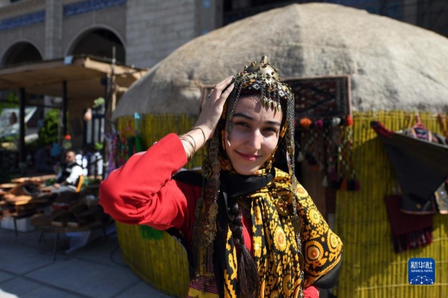 10月5日，在伊朗首都德黑兰，一名身着传统服饰的女孩参加活动。新华社记者 沙达提 摄