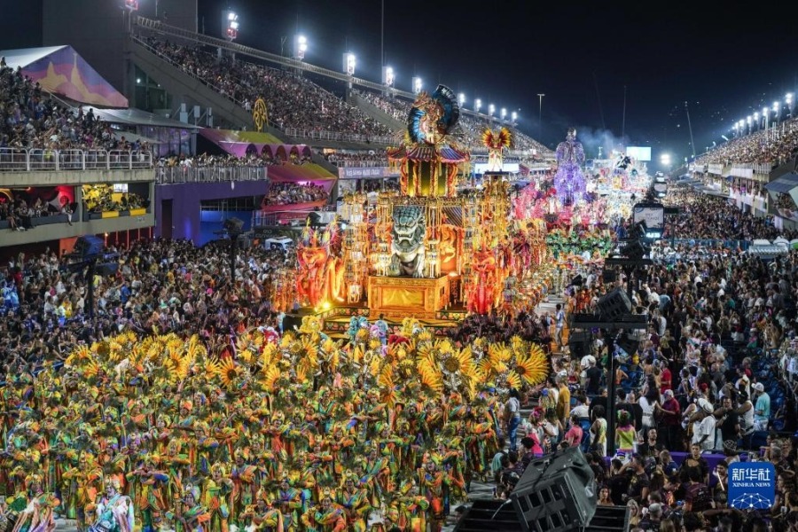 2月26日凌晨，在巴西里约热内卢桑巴大道，花车参加狂欢节游行。新华社记者 王天聪 摄