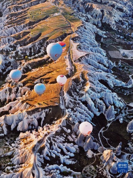 这是10月8日在土耳其卡帕多基亚拍摄的热气球（手机照片）。新华社记者 李木子 摄