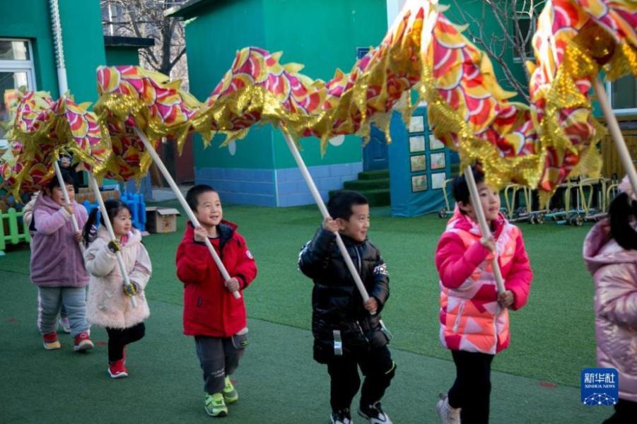 12月29日，北京市门头沟区妙峰山民族学校附属幼儿园的孩子在表演舞龙。新年临近，各地开展“多彩民俗迎新年”活动，让孩子们感受传统民俗魅力，迎接新年的到来。 　　新华社发（侯继庆摄）