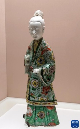 在上海博物馆展出的法国吉美国立亚洲艺术博物馆藏来自中国景德镇的瓷器——五彩中国女子像（10月28日摄）。新华社记者 任珑 摄