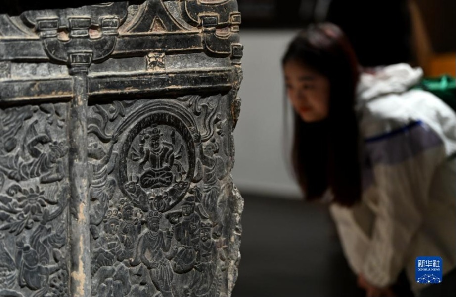这是在西安博物院展出的史君墓石椁（5月8日摄）。墓主史君是北周凉州萨保，粟特人。石椁整体为中国传统歇山顶殿堂式建筑，四壁浮雕内容和风格则带有鲜明的西域特色。新华社记者 李一博 摄