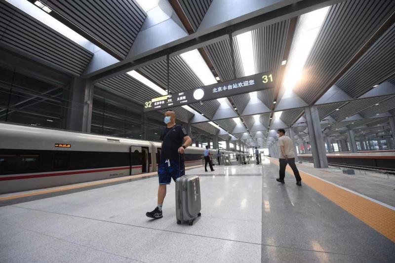 北京丰台站今日开通运营 现场直击：首发G601次高铁列车迎着朝阳出发