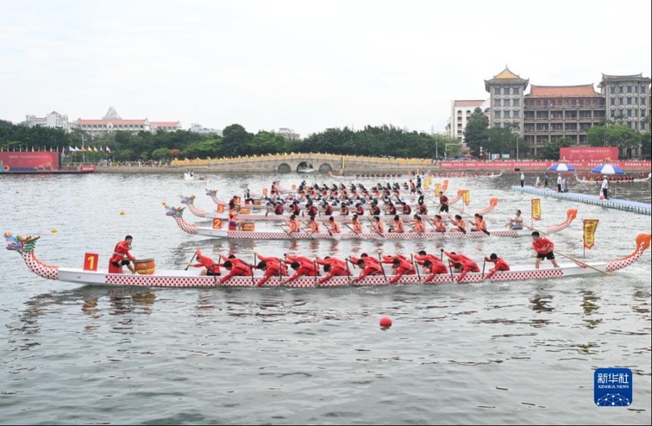 6月2日，在“龙腾虎跃”2022海峡两岸赛龙舟活动现场，参加龙舟比赛的龙舟队奋勇争先。新华社记者 林善传 摄