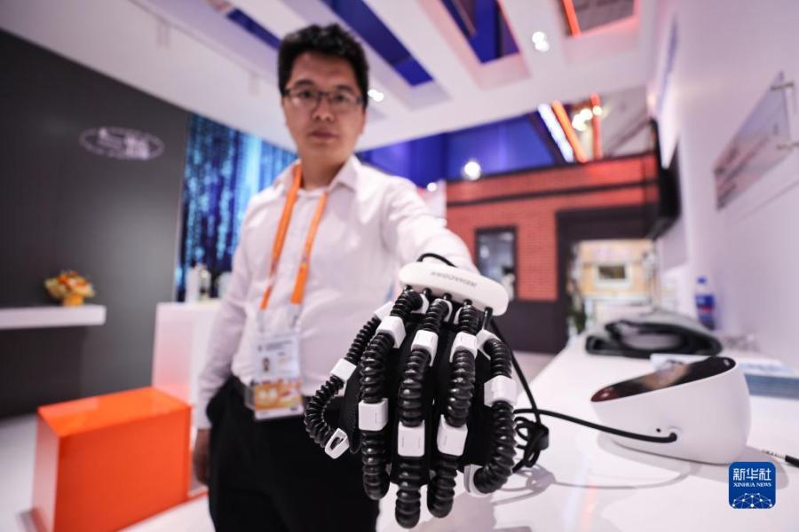 4月11日，参展商在上海展台展示手功能训练机器人。新华社记者 张丽芸 摄