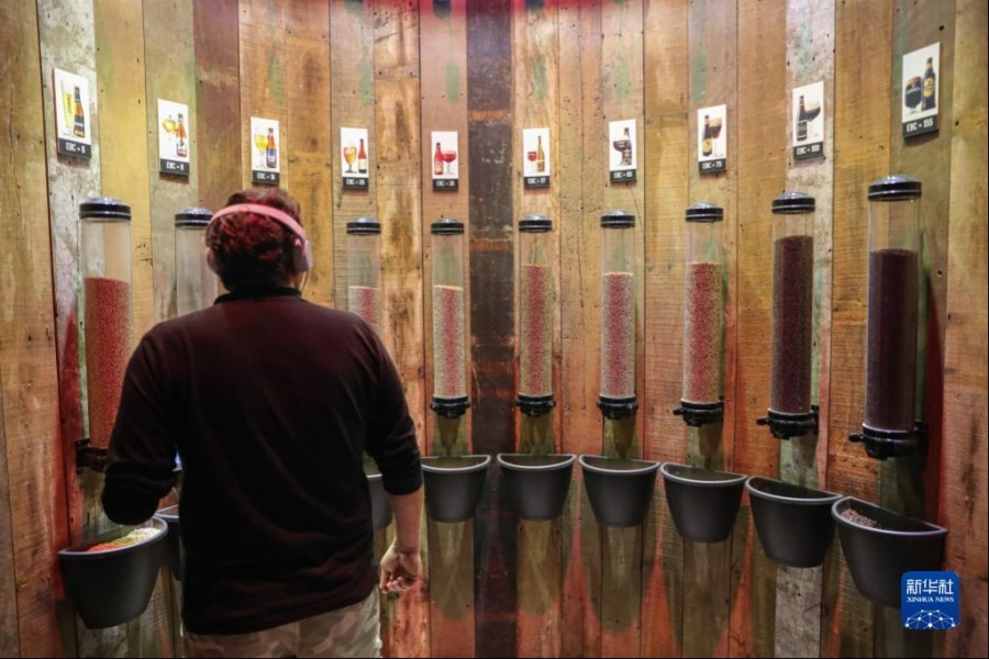 5月13日，游客在比利时布鲁日的“啤酒体验”博物馆参观了解有关啤酒酿造的知识。新华社记者 郑焕松 摄