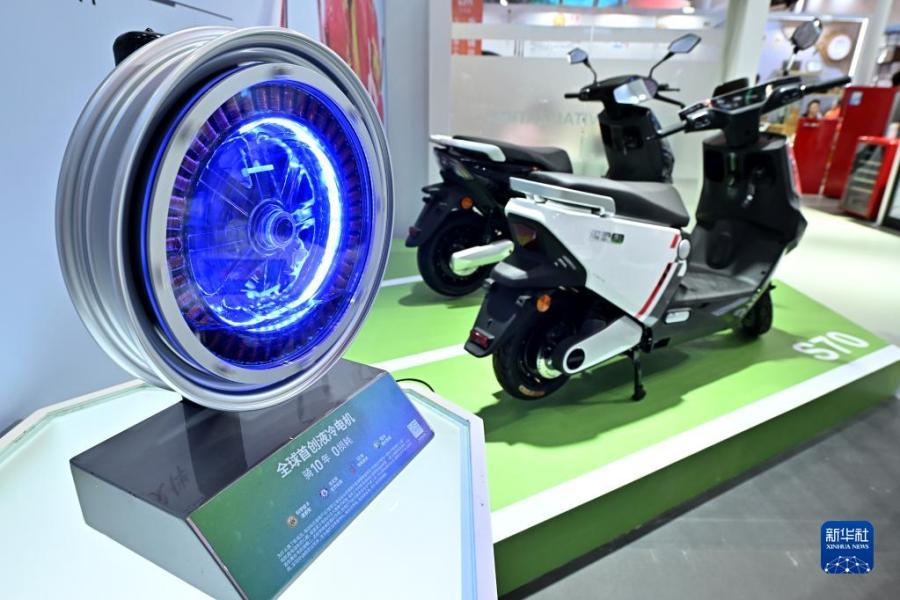 这是浙江展台展示的绿源电动车液冷机芯，它可以提高电机效率、增加电动车续航（4月13日摄）。新华社记者 李鑫 摄