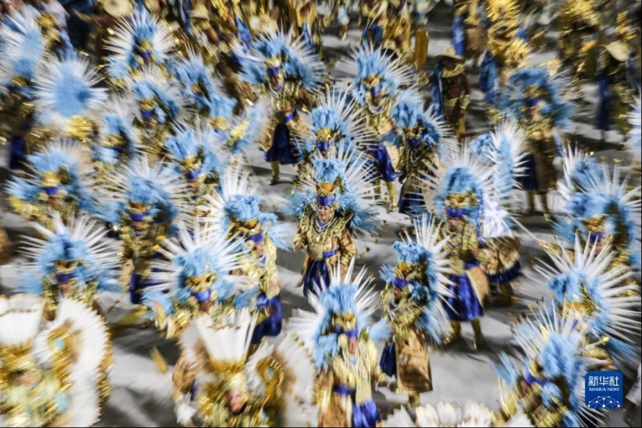 2月26日凌晨，在巴西里约热内卢桑巴大道，桑巴舞校的演员参加狂欢节游行。新华社记者 王天聪 摄