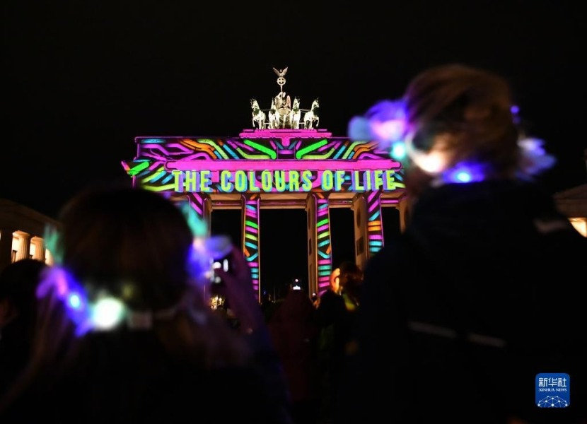 10月6日，德国柏林勃兰登堡门被灯光点亮。新华社记者 任鹏飞 摄