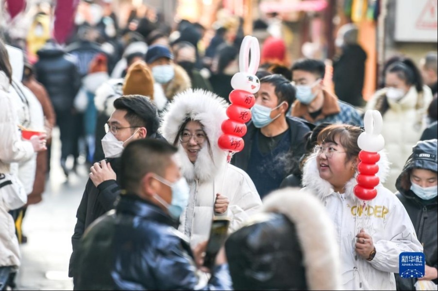 1月25日，人们在内蒙古呼和浩特市玉泉区通顺大巷美食街逛街。新华社记者 安路蒙 摄