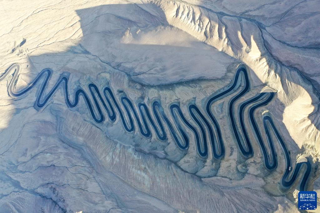 穿越“三山”环绕“两盆”——新疆交通立体扫描