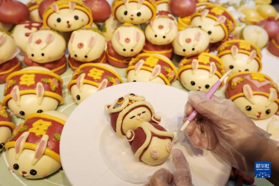 1月19日，淮北市一家果蔬面艺美食坊的面点师在制作“萌兔”花馍。