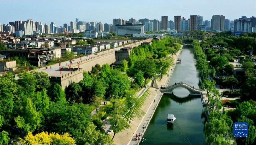 西安城墙西侧护城河（4月15日摄，无人机照片）。新华社记者 刘潇 摄
