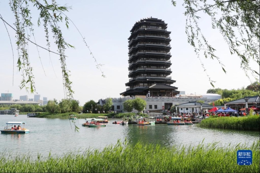 5月2日，游人在山东淄博齐盛湖泛舟游玩。新华社发（张进刚 摄）