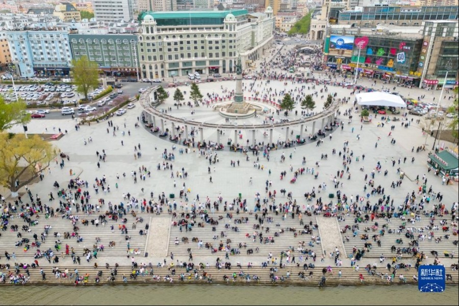 5月3日，人们在哈尔滨防洪纪念塔广场游玩（无人机照片）。新华社记者 张涛 摄