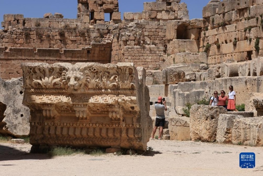 7月26日，在黎巴嫩巴勒贝克，游客在神殿建筑群遗址拍照留念。新华社记者 刘宗亚 摄