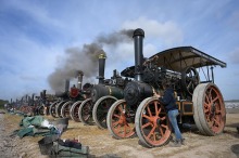 英国举办世界最大蒸汽古董设备收藏展