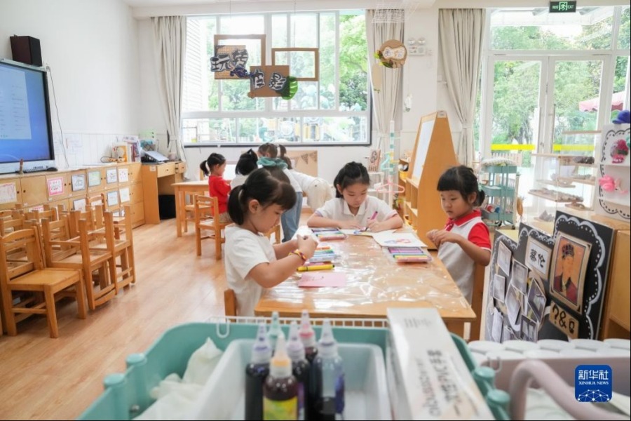 9月1日，在上海市徐汇区科技幼儿园，孩子们在教室内画画。