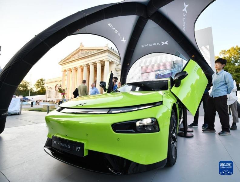 9月5日，人们在德国慕尼黑国际车展的城市公共展示区参观小鹏汽车。新华社记者 任鹏飞 摄
