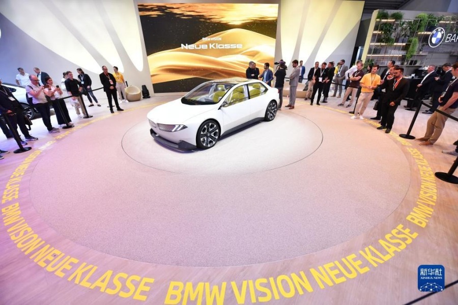 9月5日，在德国慕尼黑，人们在德国国际汽车及智慧出行博览会的宝马展区参观。新华社记者 任鹏飞 摄