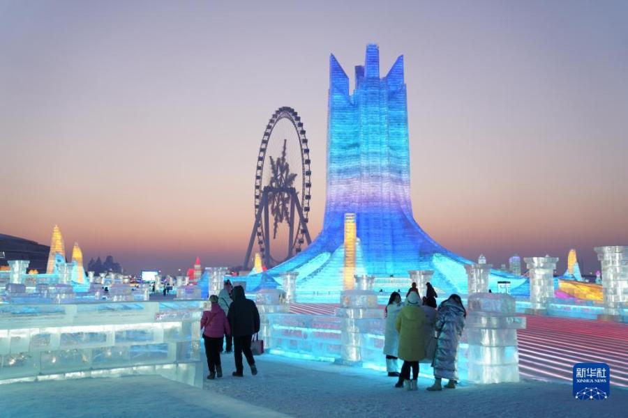 1月5日，游客在哈尔滨冰雪大世界园区游玩。　新华社记者 王松 摄