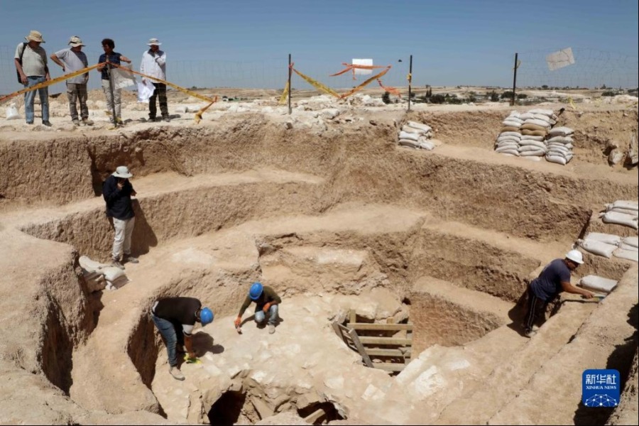 8月23日，考古人员在以色列南部内盖夫沙漠地区发掘出的古代“豪宅”遗址现场工作。新华社发（吉尔·科恩·马根摄）