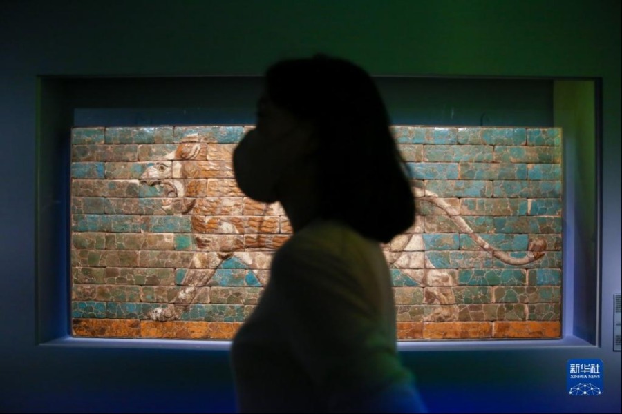 7月21日，参观者在韩国国立中央博物馆美索不达米亚陈列馆的预展上参观。新华社记者 王益亮 摄